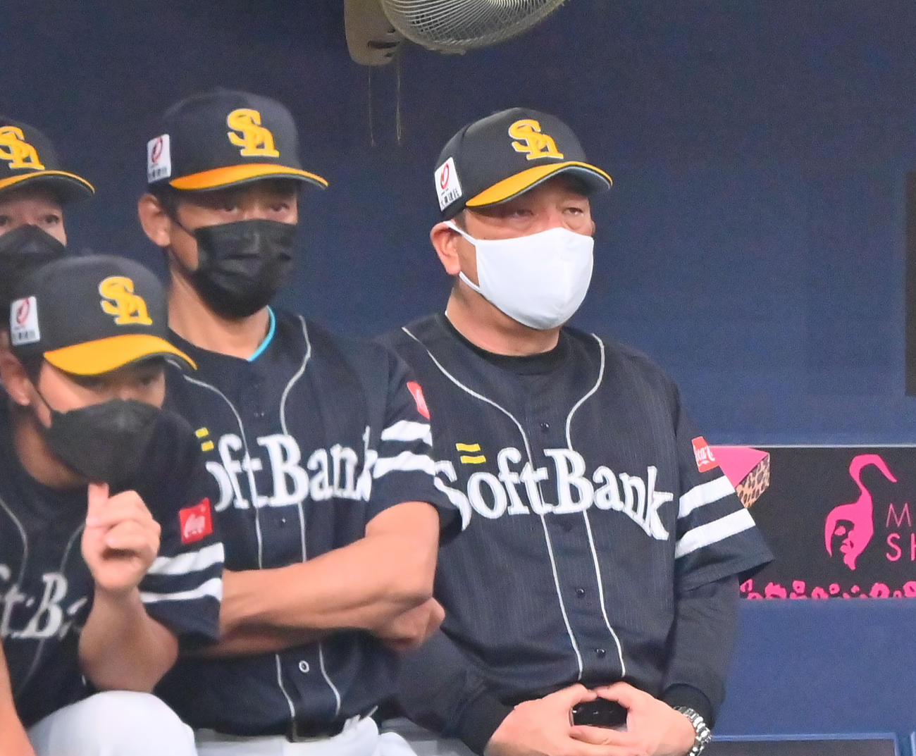 オリックス対ソフトバンク　ベンチから戦況を見守るソフトバンク藤本監督（右）（撮影・和賀正仁）