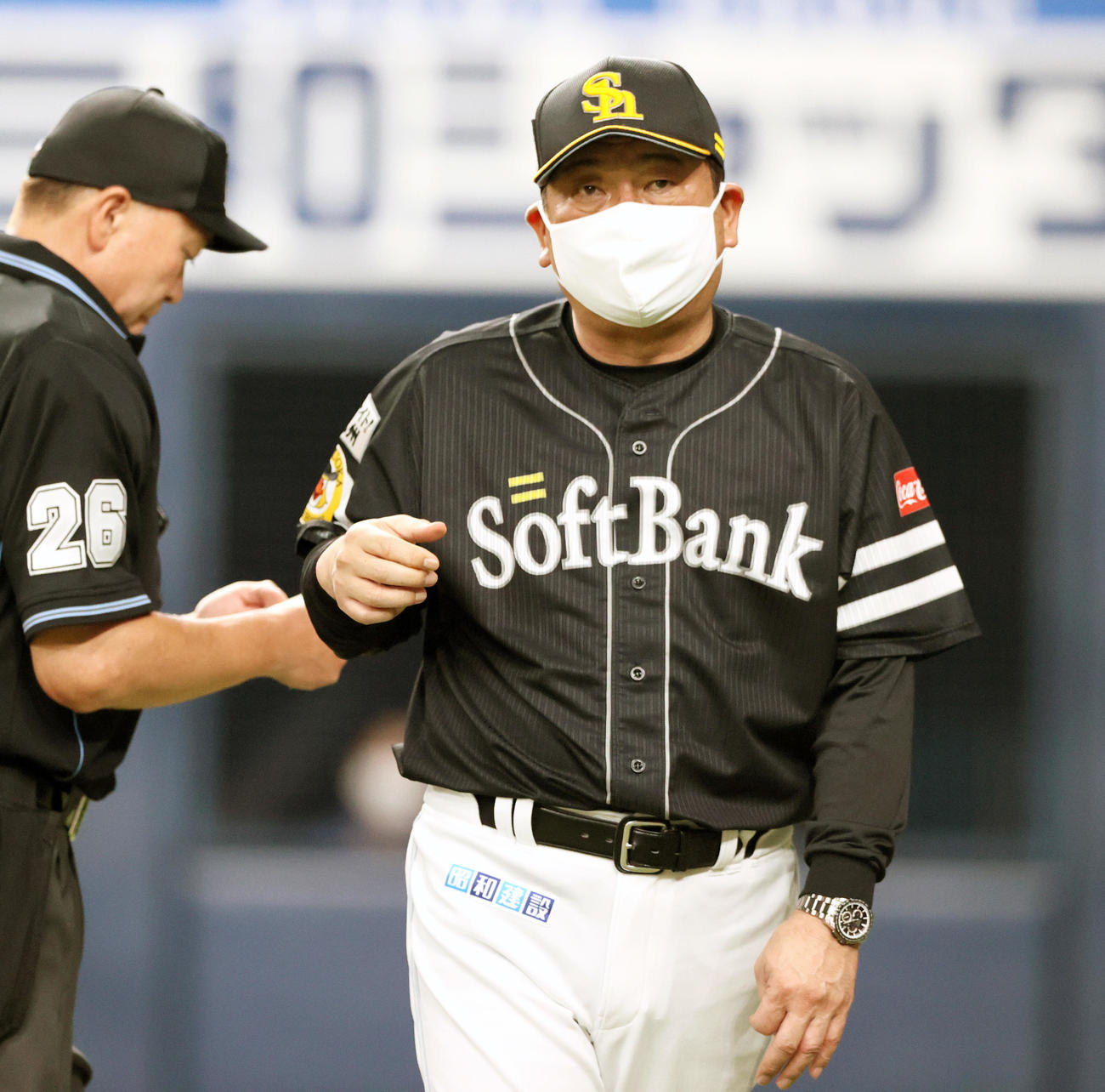 オリックス対ソフトバンク　8回攻撃終了後、ソフトバンク藤本監督は主審に選手交代を告げベンチへ戻る（撮影・上山淳一）