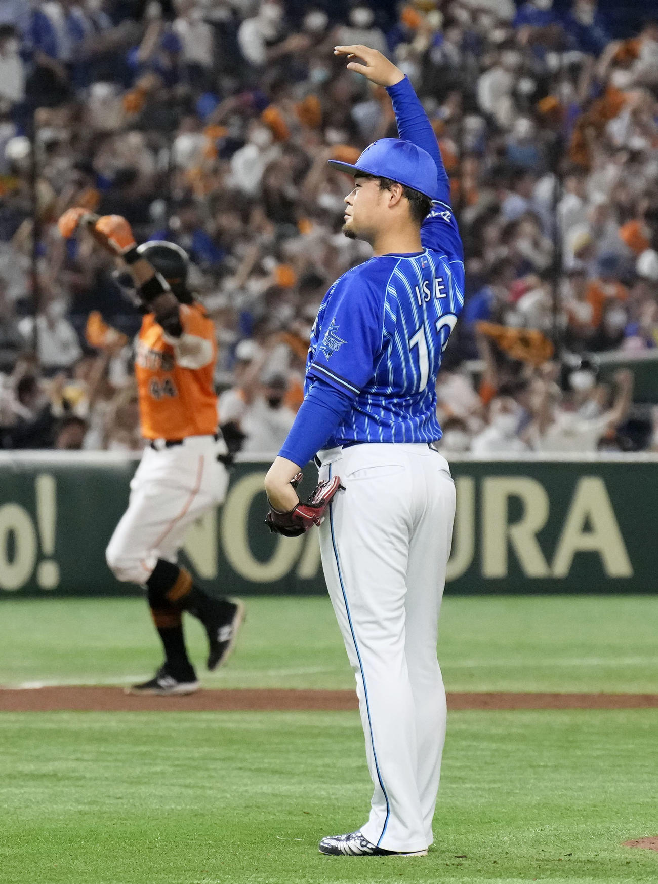 7回、巨人のウォーカー（左）に勝ち越しソロを浴びたDeNA伊勢（共同）