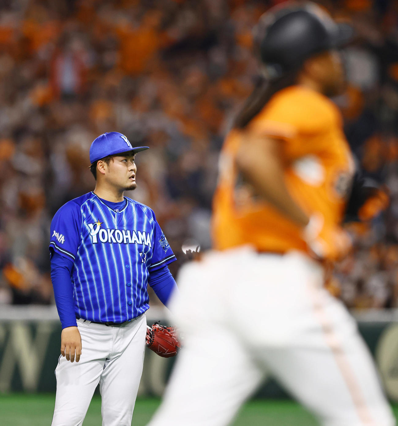 巨人対DeNA 7回裏巨人無死、ウォーカー（手前）にソロ本塁打を浴び渋い表情の伊勢（撮影・垰建太）