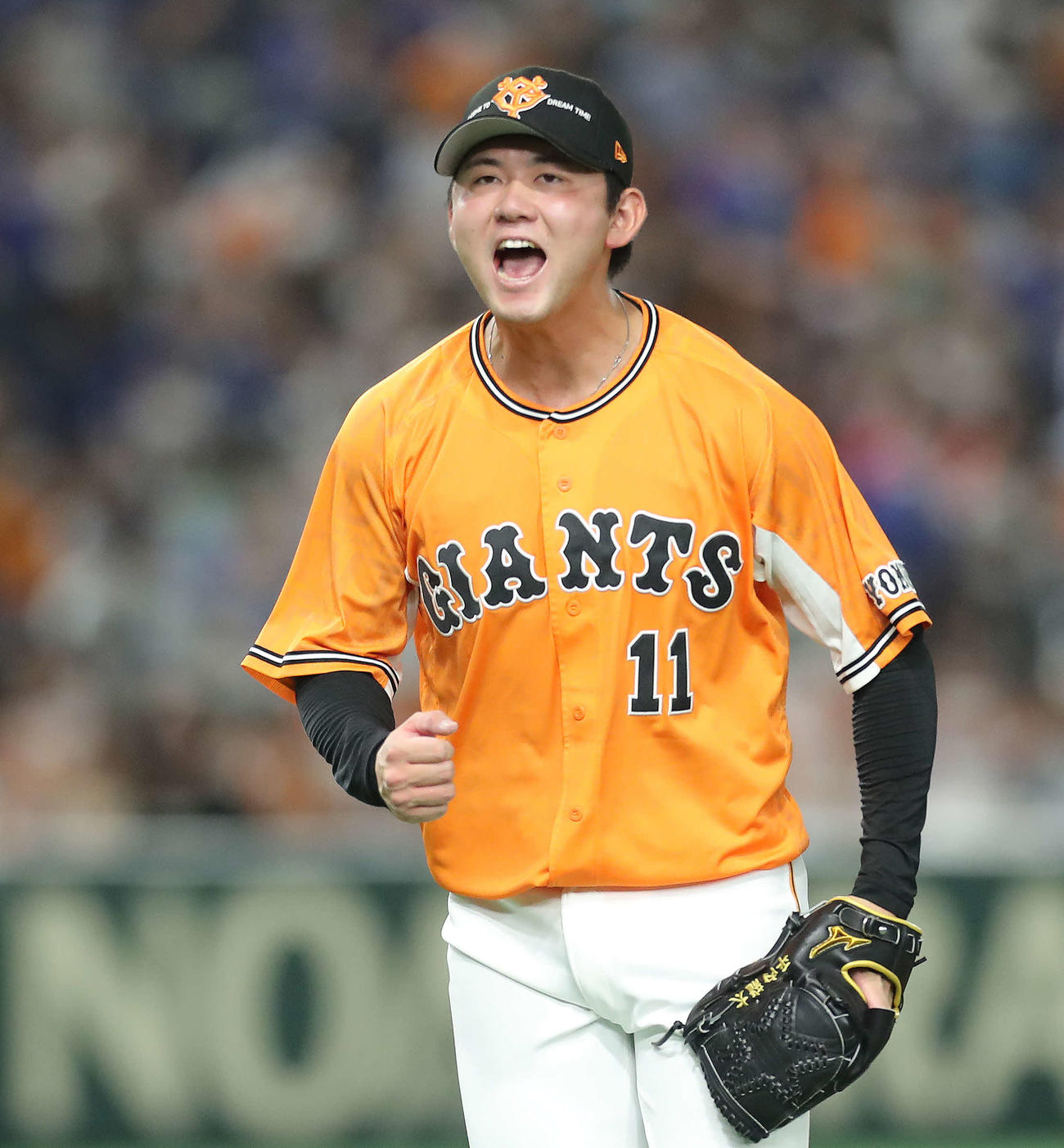 巨人対DeNA 8回表DeNA2死、ソトを三振に抑え雄たけびを上げる平内（撮影・河田真司）