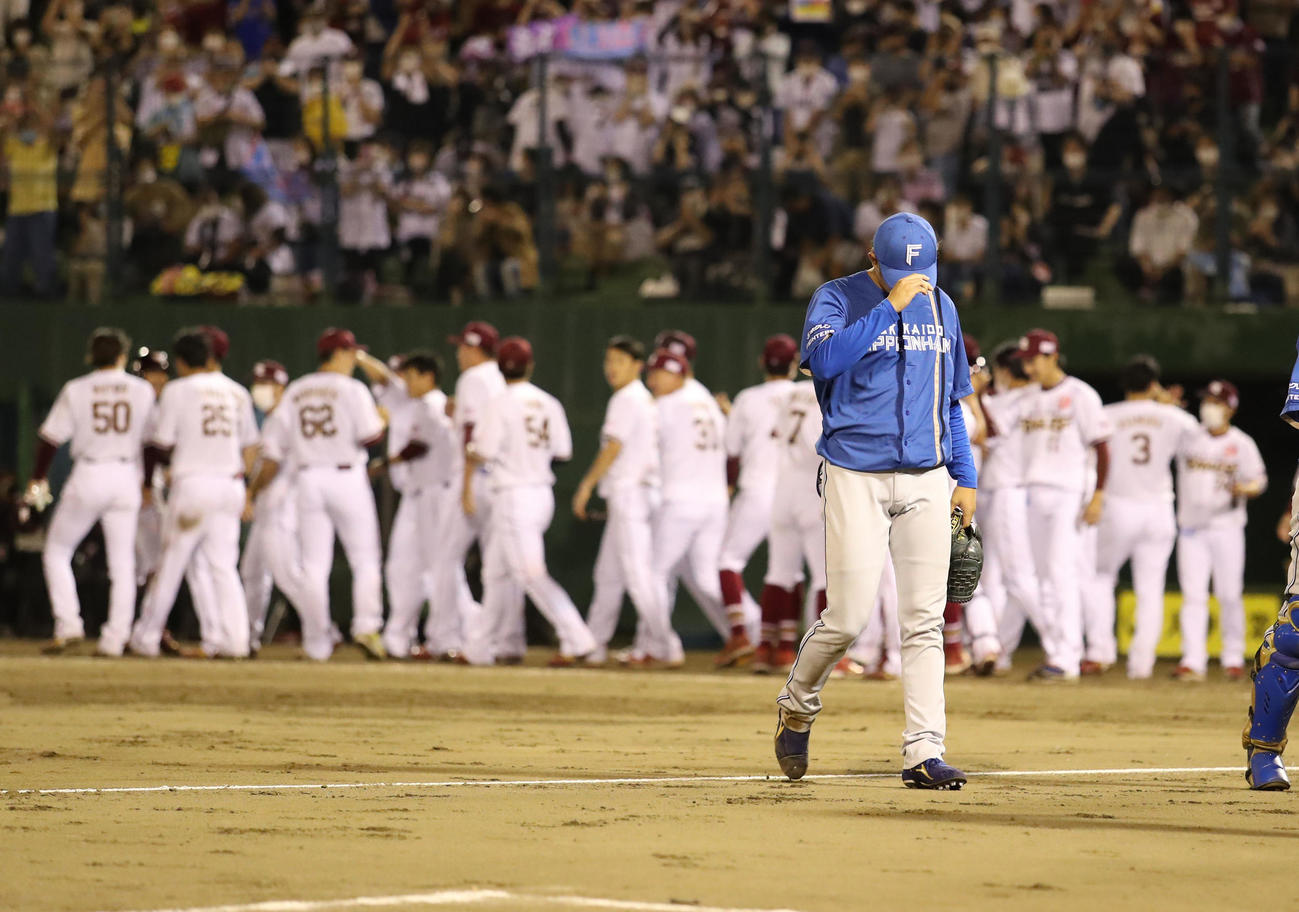 楽天対日本ハム　9回裏楽天2死一、二塁、島内にサヨナラとなる右越え3点本塁打を浴びる鈴木（撮影・佐藤翔太）