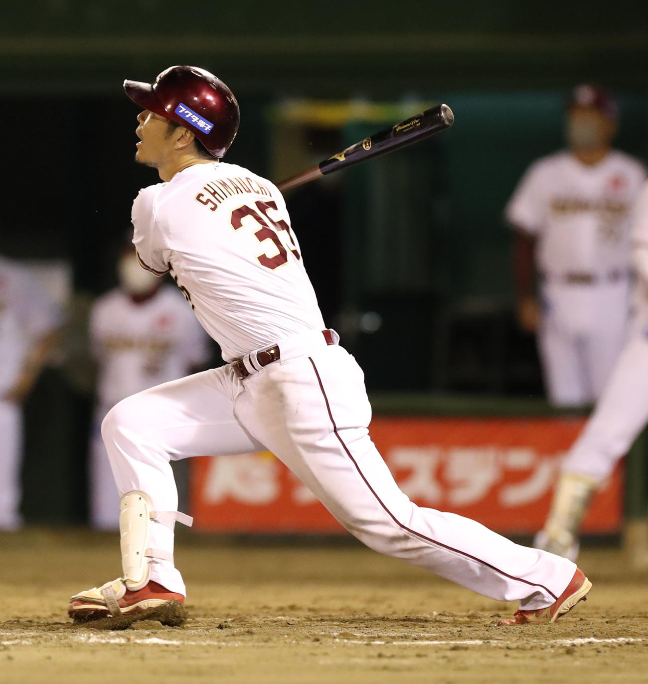 楽天対日本ハム　9回裏楽天2死一、二塁、島内はサヨナラとなる右越え3点本塁打を放つ（撮影・佐藤翔太）
