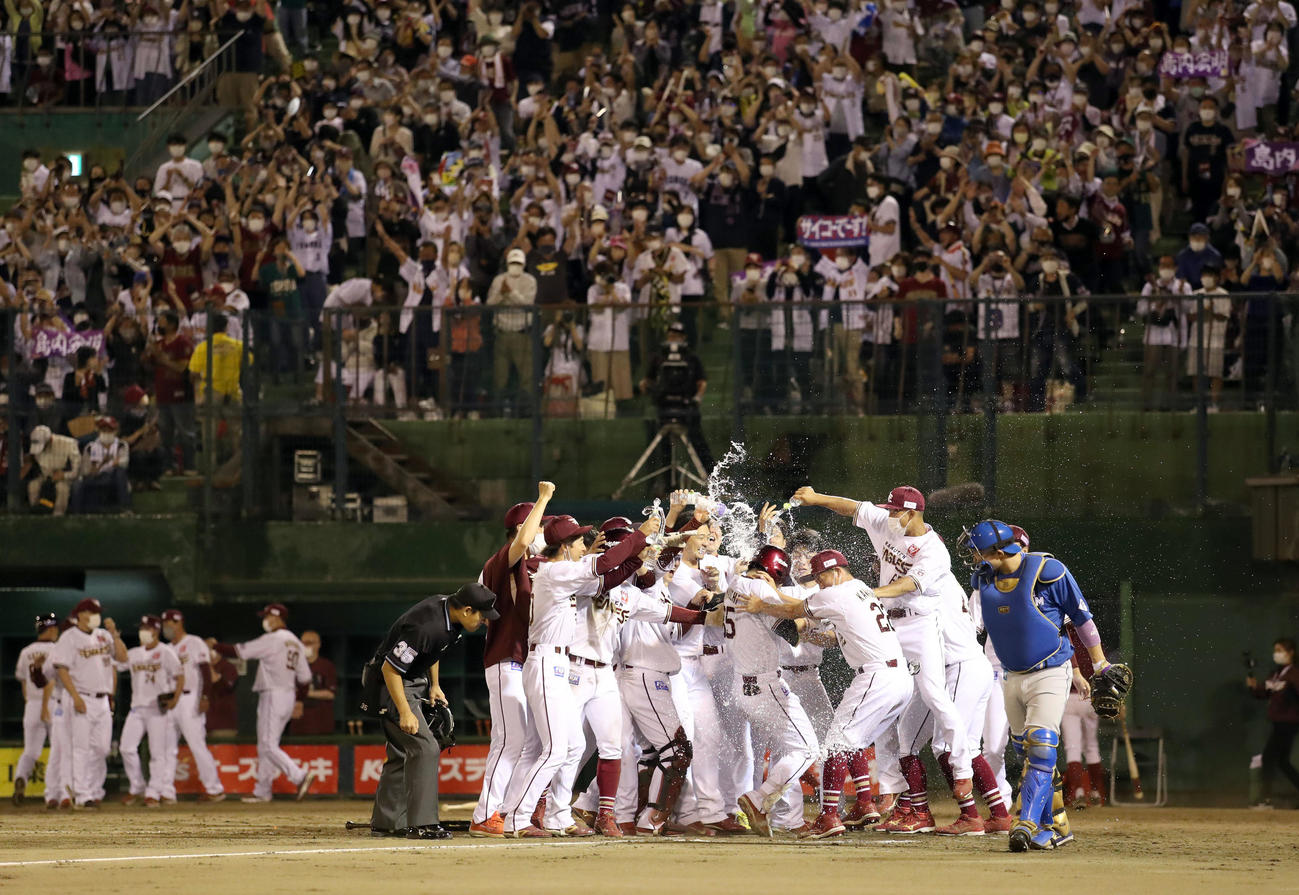 楽天対日本ハム　9回裏楽天2死一、二塁、島内はサヨナラとなる右越え3点本塁打を放ちチームメートとスタンド応援席のファンと歓喜する（撮影・佐藤翔太）