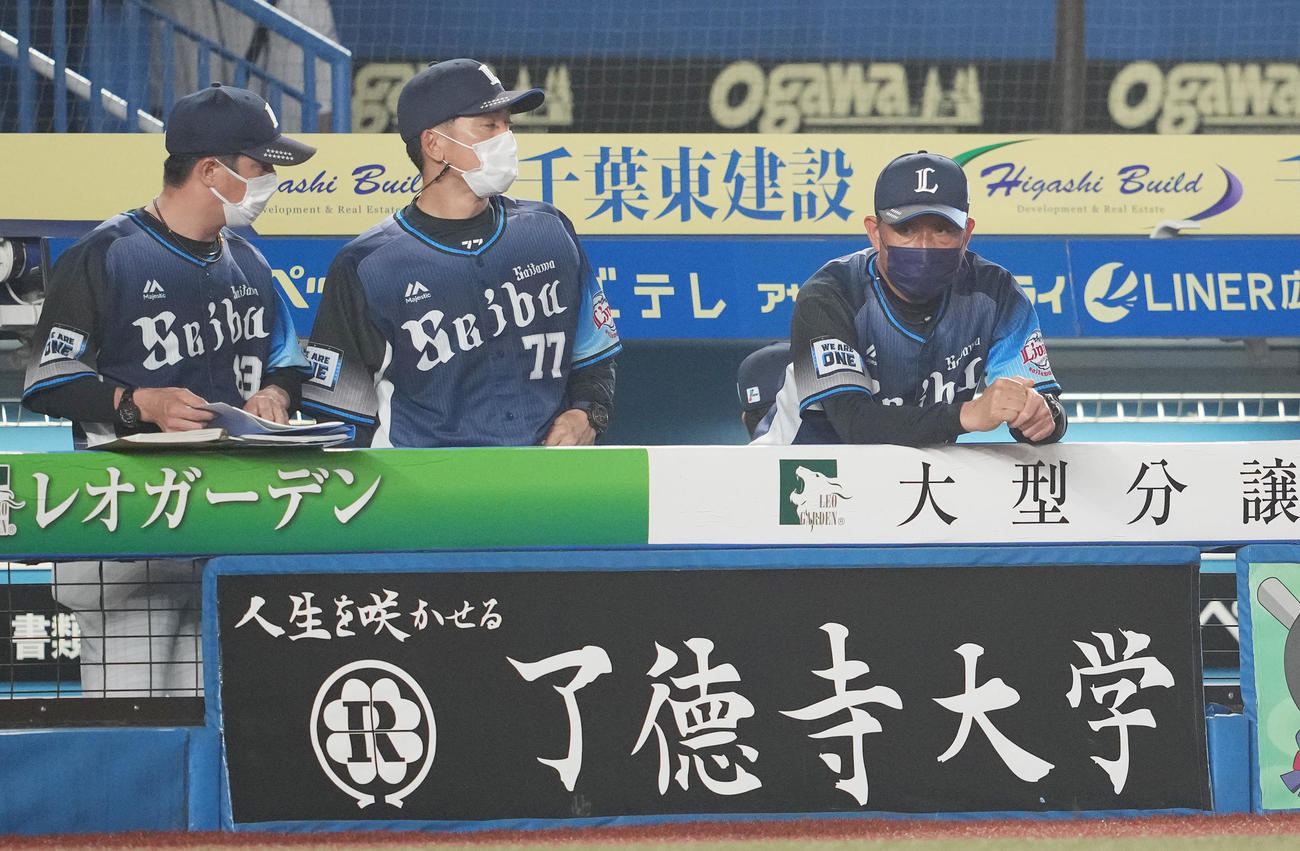 ロッテ対西武　浮かない表情で試合を見る西武辻監督（右）（撮影・鈴木みどり）