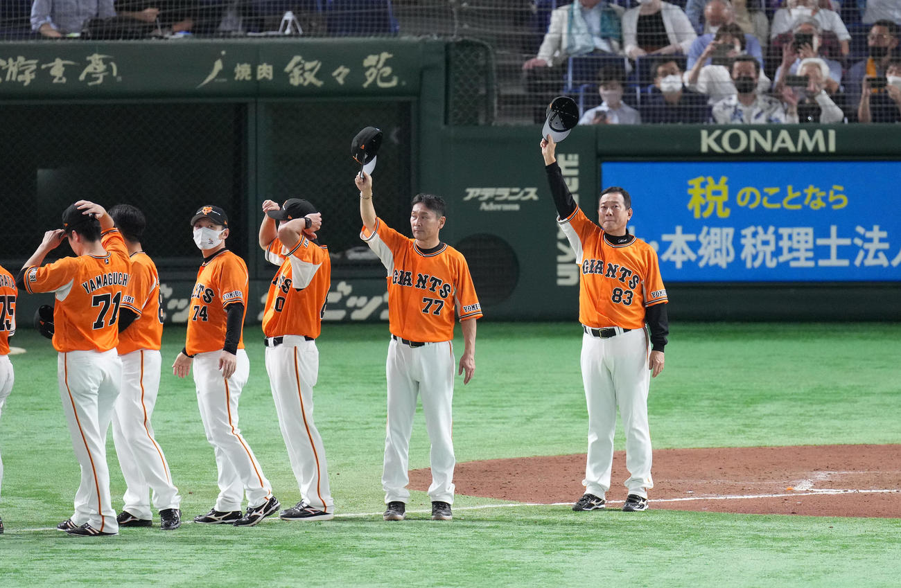 DeNAに勝利し、スタンドのファンにあいさつする巨人原監督（右端）（撮影・菅敏）