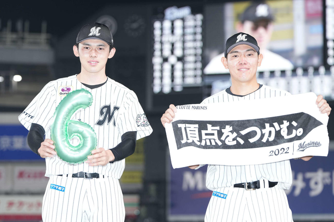 ロッテ対西武　今季6勝目を挙げたロッテ佐々木朗（左）は、安田と笑顔で記念撮影する（撮影・鈴木みどり）