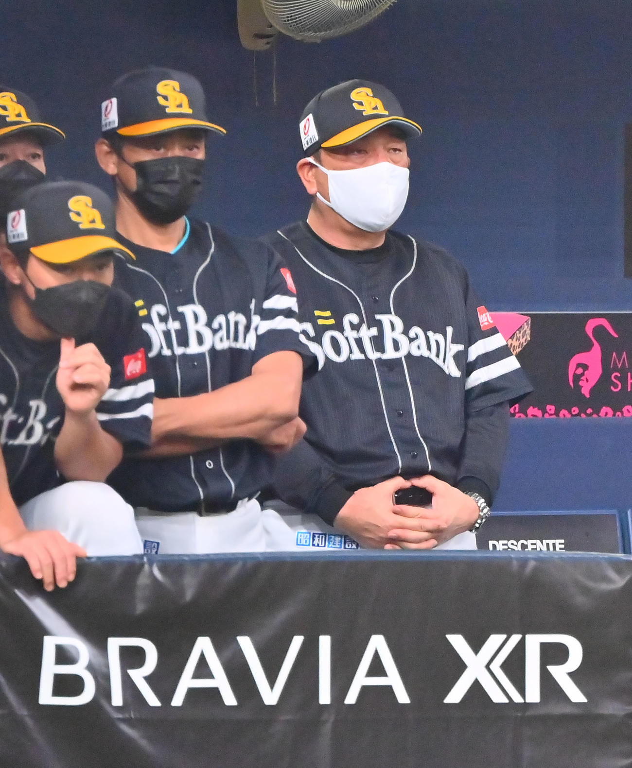 オリックス対ソフトバンク　ベンチから戦況を見守るソフトバンク藤本監督（右）（撮影・和賀正仁）