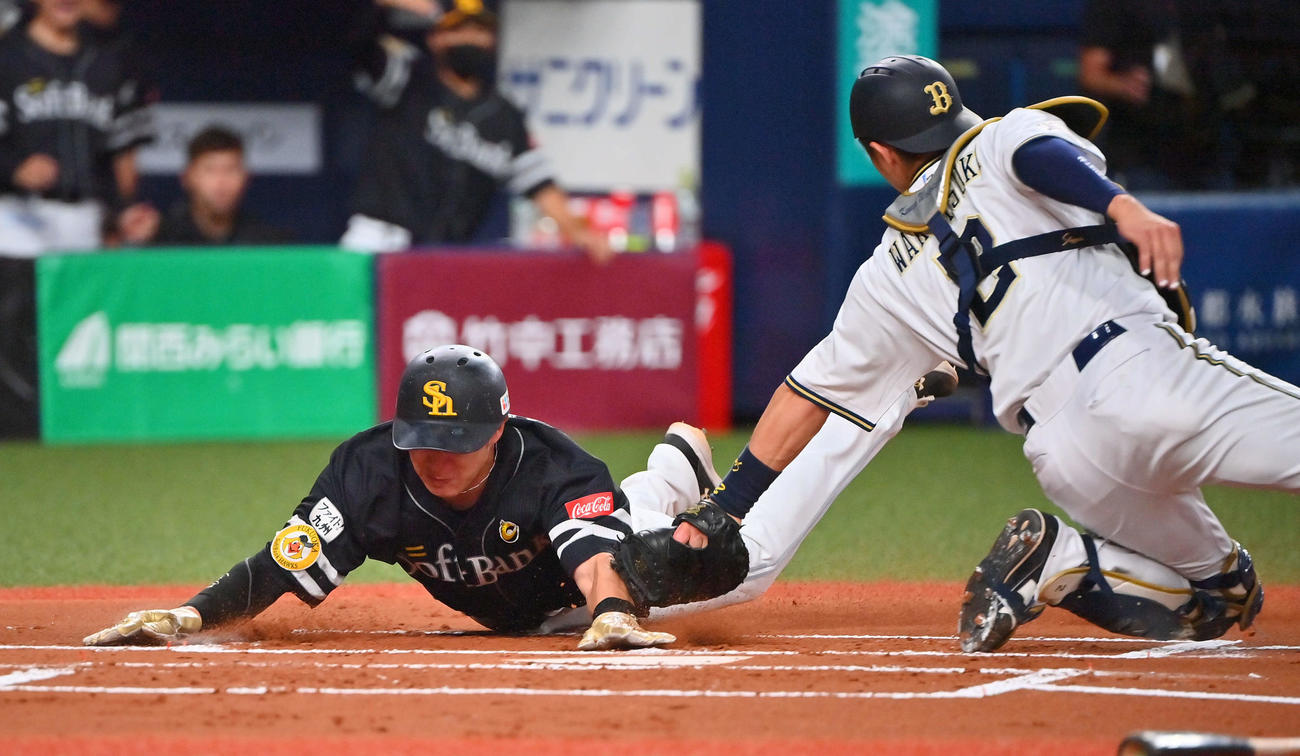 オリックス対ソフトバンク　1回表ソフトバンク2死二塁、デスパイネの中前打で生還を狙った柳田は本塁タッチアウト、捕手若月（撮影・和賀正仁）