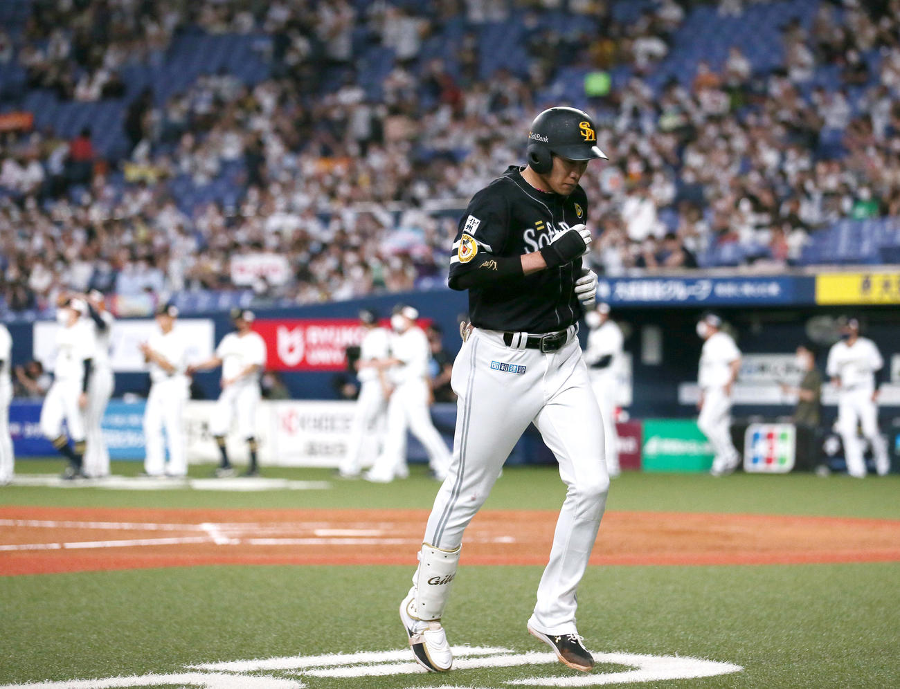オリックス対ソフトバンク　9回表ソフトバンク2死一塁、柳田（手前）は二ゴロに倒れゲームセット。ベンチへ引き揚げる（撮影・上山淳一）