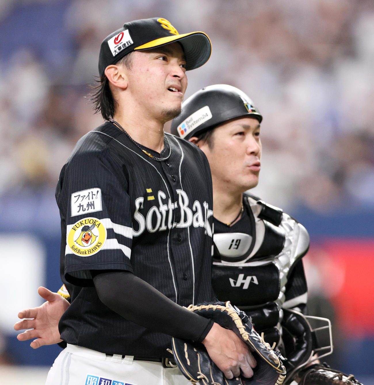 オリックス対ソフトバンク　6回裏オリックス攻撃終了、3点を失ったソフトバンク東浜（手前）は、悔しげにベンチへ戻る。右は甲斐（撮影・上山淳一）