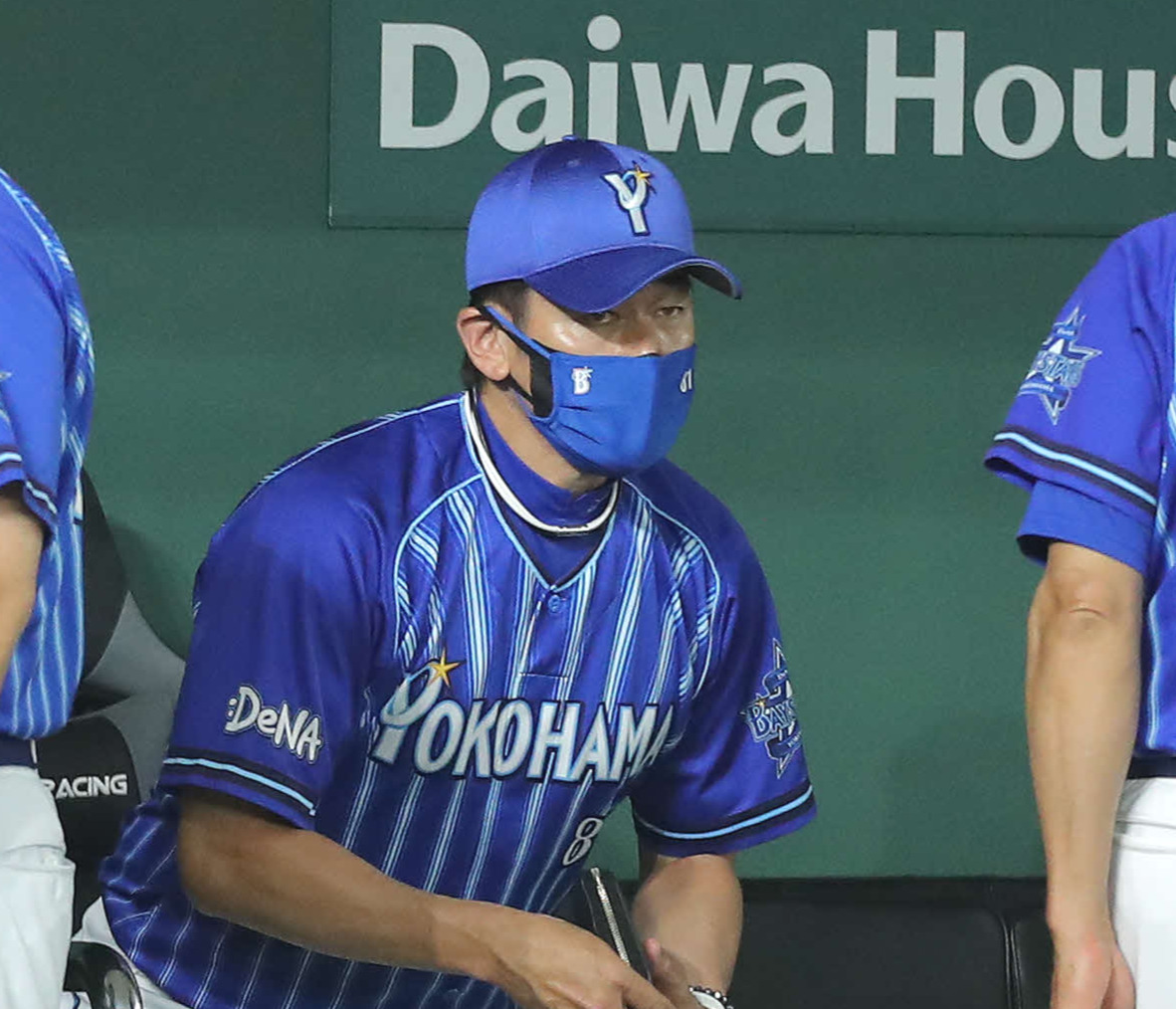 巨人対DeNA　巨人に敗れ、ベンチで浮かない表情のDeNA三浦監督（撮影・河田真司）