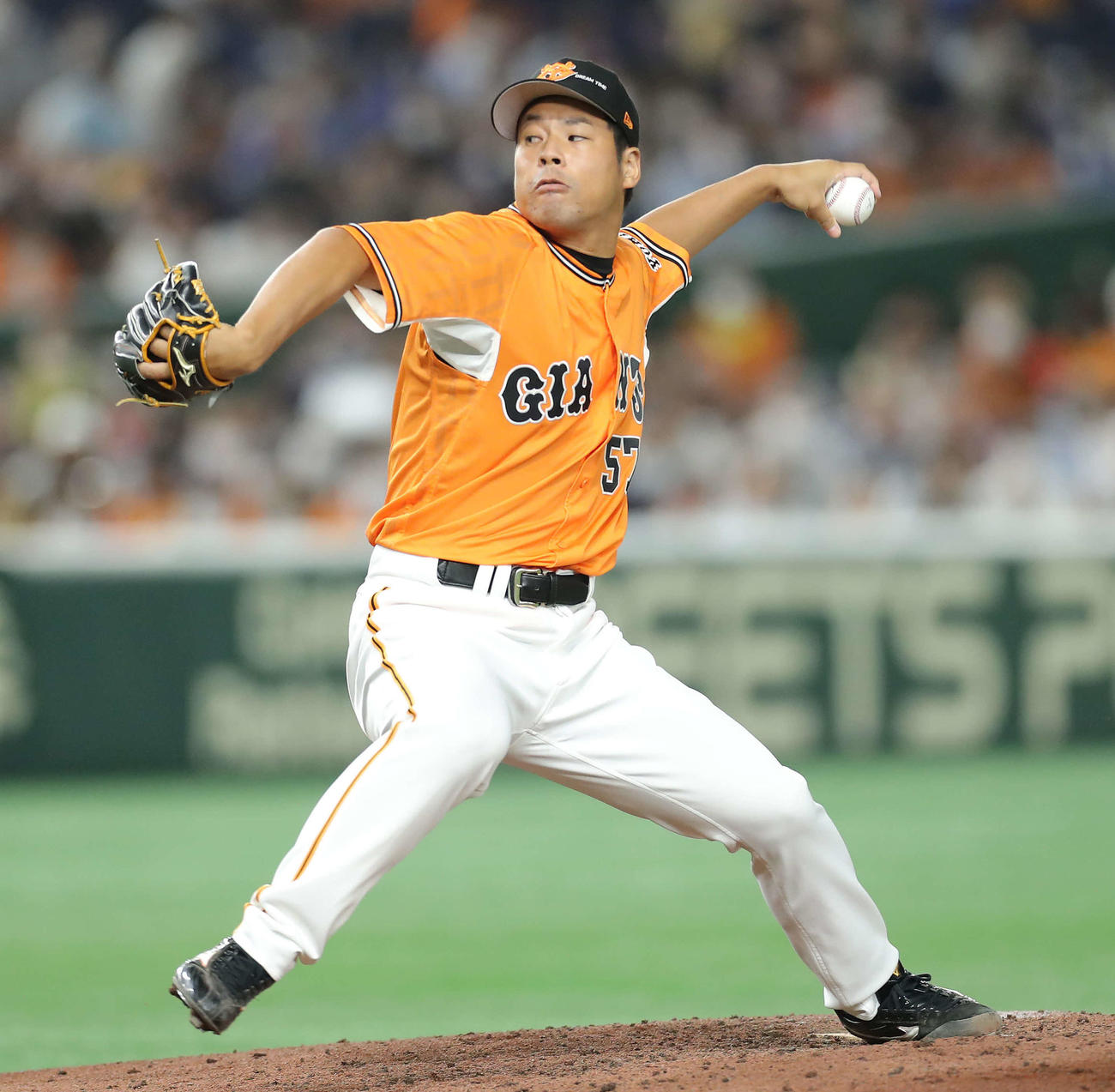 巨人対DeNA 5回表DeNA無死一、二塁、巨人3番手で登板する高木（撮影・河田真司）