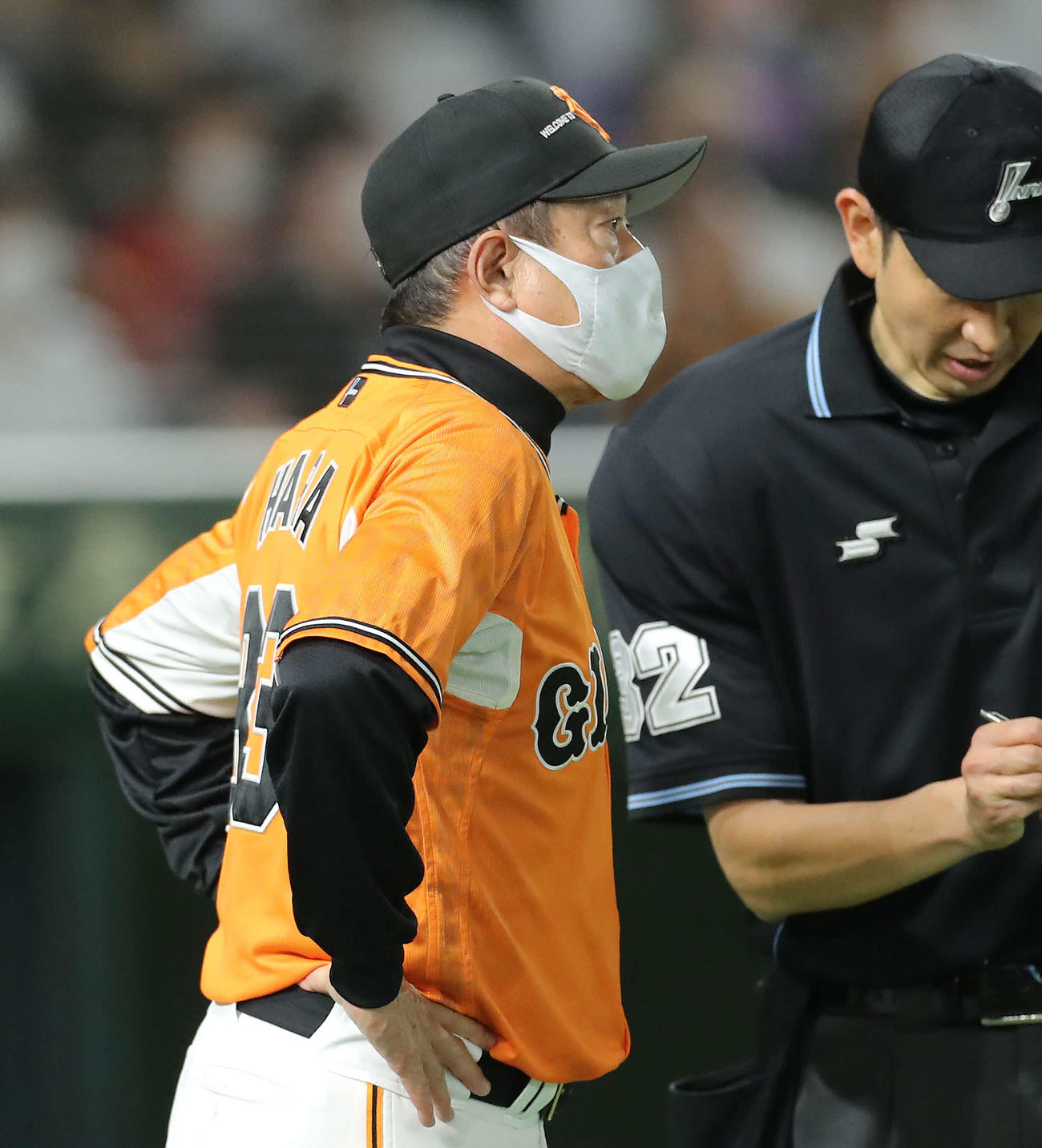 巨人対DeNA 6回裏を終え、選手交代を告げる原監督（撮影・河田真司）