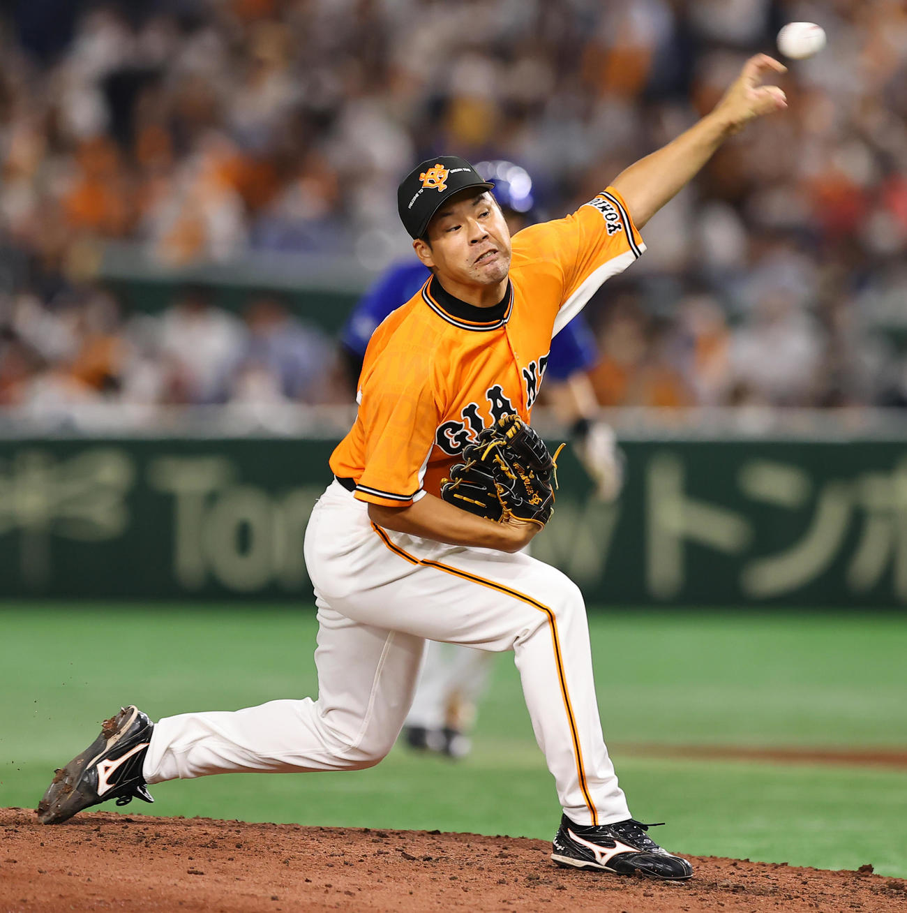 巨人対DeNA 5回表DeNA無死一、二塁、巨人3番手で登板し力投する高木（撮影・垰建太）