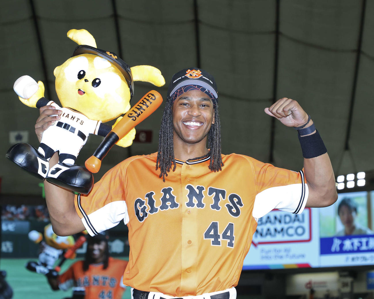 巨人対DeNA DeNAに勝利し、7回裏に勝ち越し本塁打を放ったウォーカーは笑顔でガッツポーズする（撮影・河田真司）