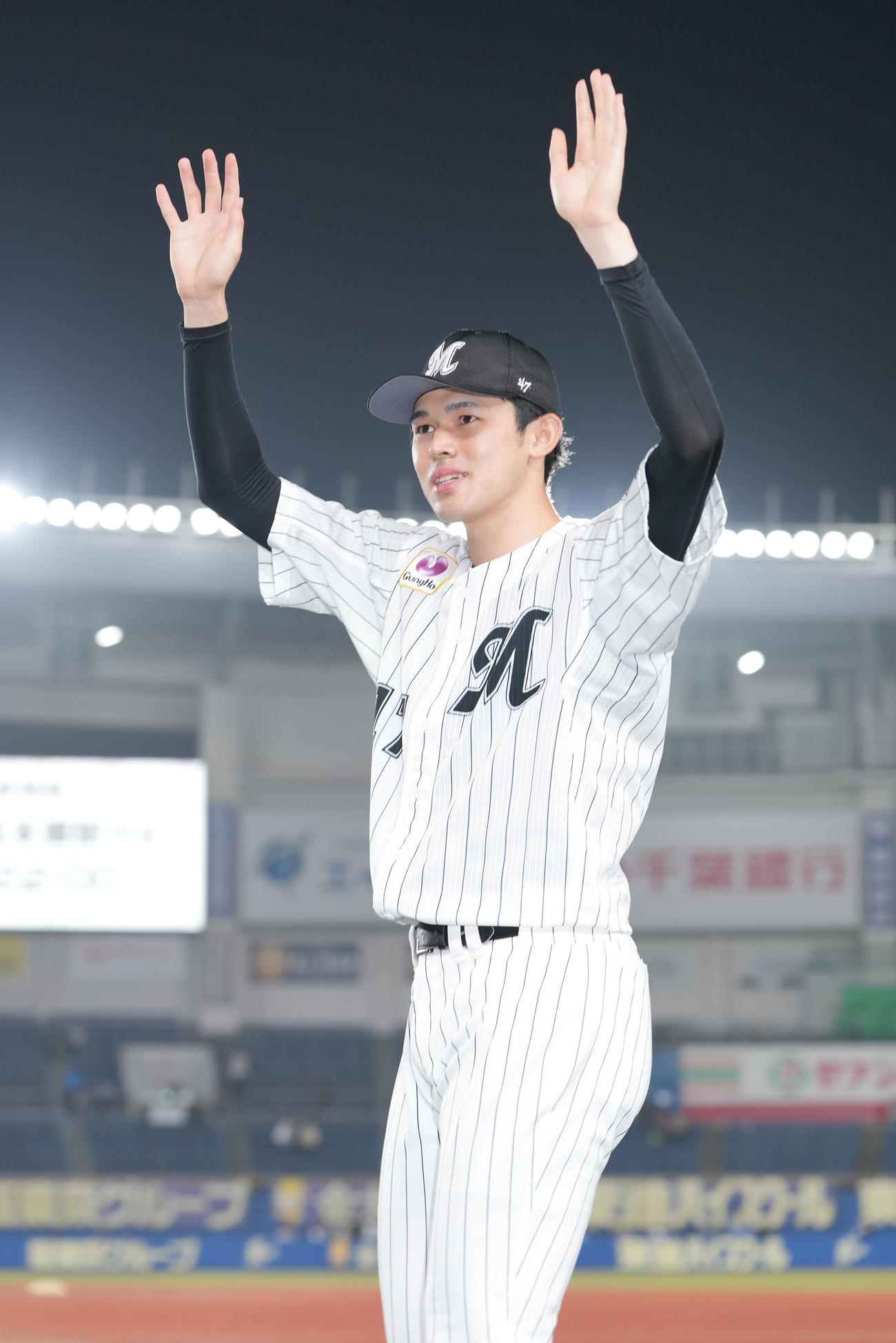 ロッテ対西武　今季6勝目のロッテ佐々木朗はファンの声援に応える（撮影・鈴木みどり）