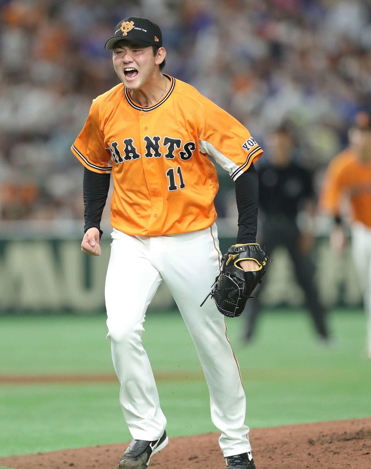 巨人対DeNA 8回表DeNA2死、ソトを三振に抑え雄たけびを上げる平内（撮影・河田真司）