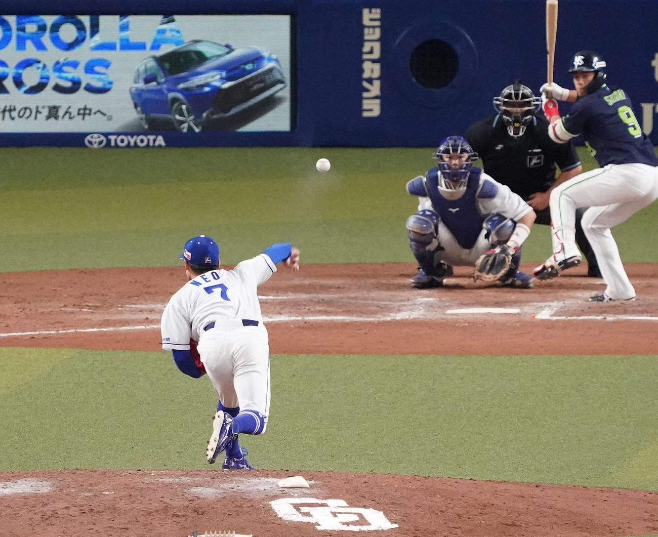 8回表ヤクルト2死、塩見から152キロのボールで空振り三振を奪う根尾（撮影・森本幸一）