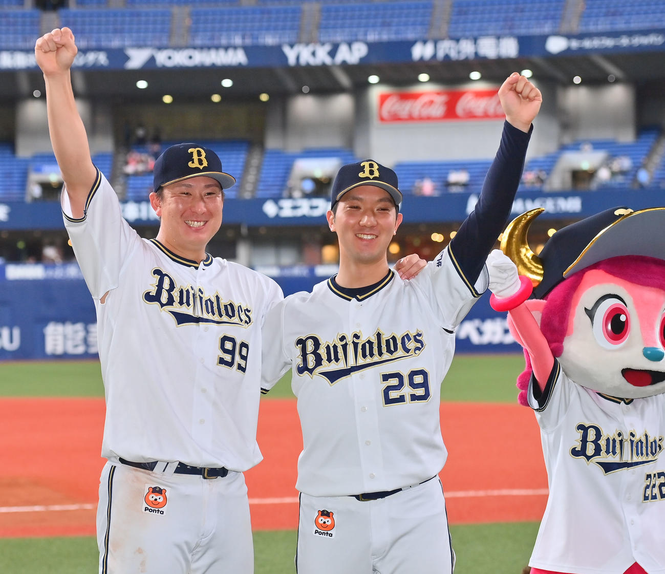 オリックス対ソフトバンク　勝利の立役者、杉本裕太郎（左）と田嶋大樹はそろって昇天ポーズ（撮影・和賀正仁）