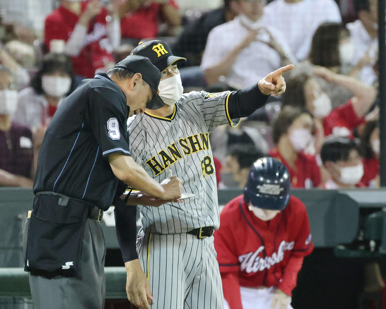 広島対阪神　8回裏広島、交代を告げる矢野監督（撮影・加藤孝規）