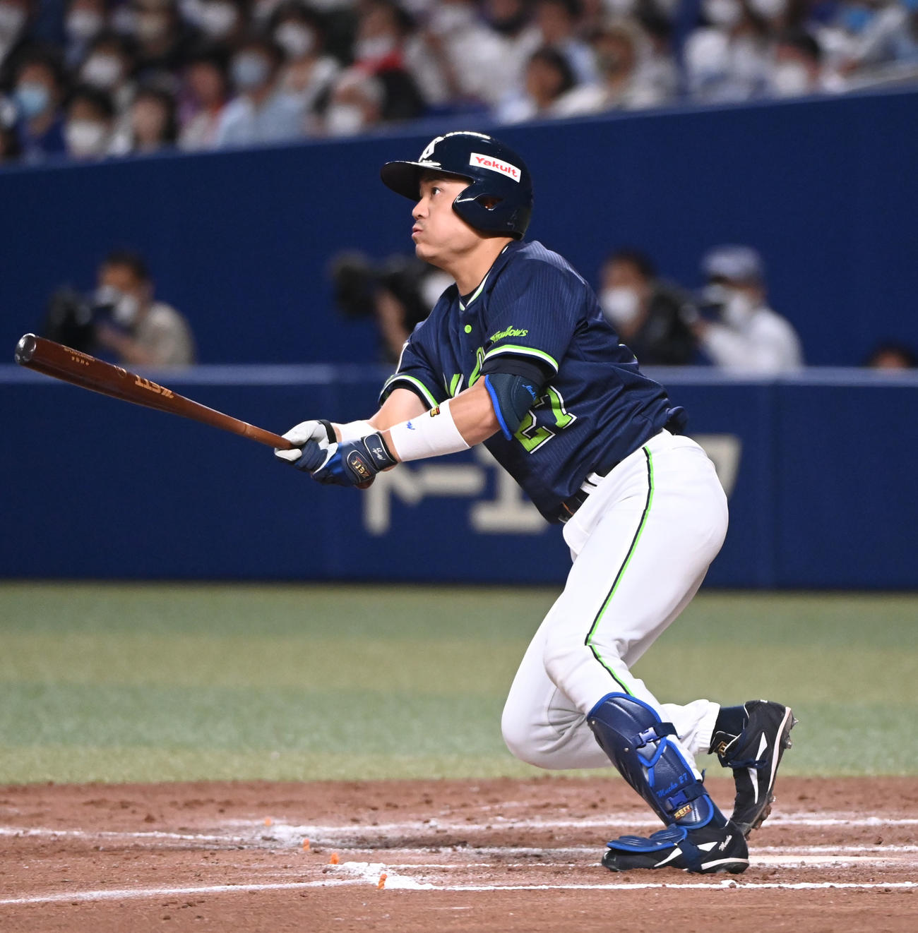 中日対ヤクルト　７回表ヤクルト２死一、二塁、左翼へ２点適時二塁打を放つ中村（撮影・森本幸一）