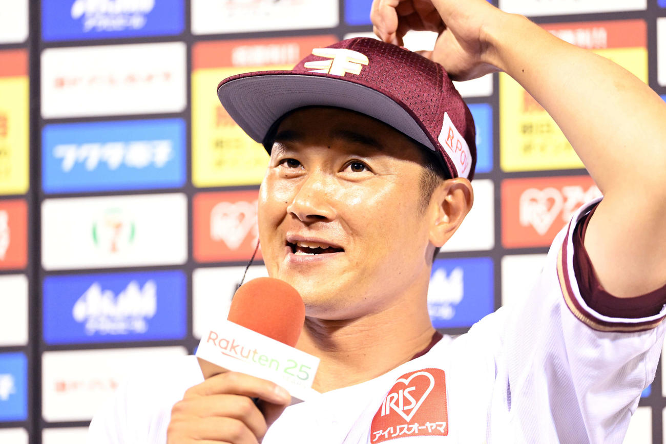 楽天対日本ハム　ヒーローインタビューで話す楽天銀次（撮影・滝沢徹郎）