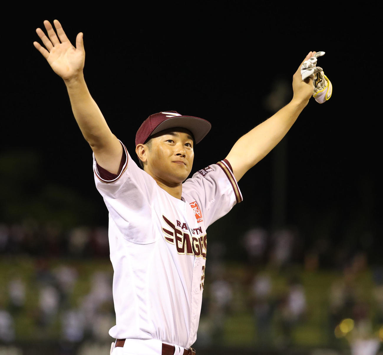 楽天対日本ハム　地元・岩手のファンに手を振りながら引き揚げる楽天銀次（撮影・佐藤翔太）