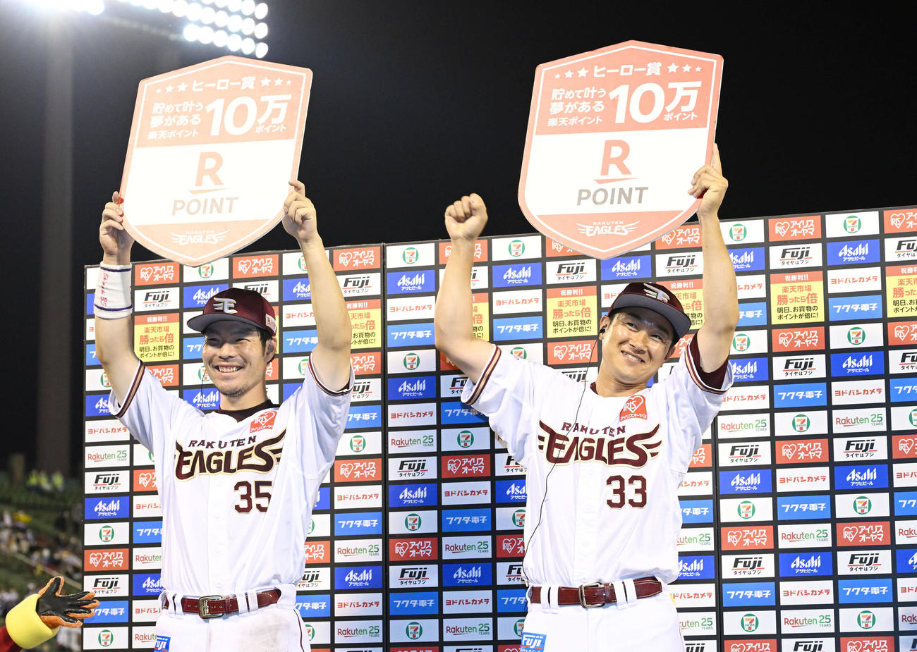 楽天対日本ハム　ヒーロー賞を手に喜ぶ楽天銀次（右）と島内（撮影・滝沢徹郎）