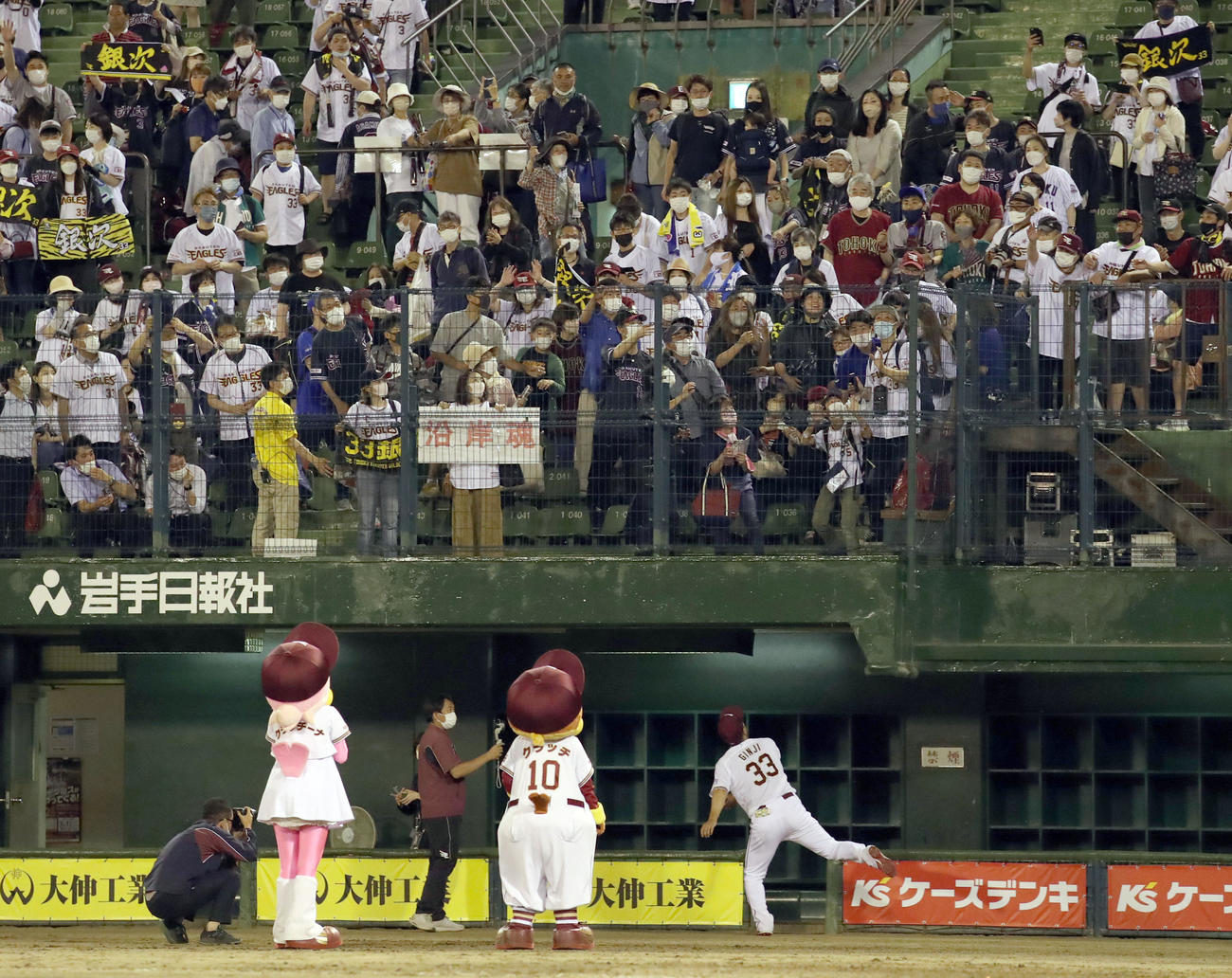 楽天対日本ハム　試合終了後、スタンド応援席にグローブを投げ入れる楽天銀次（撮影・佐藤翔太）