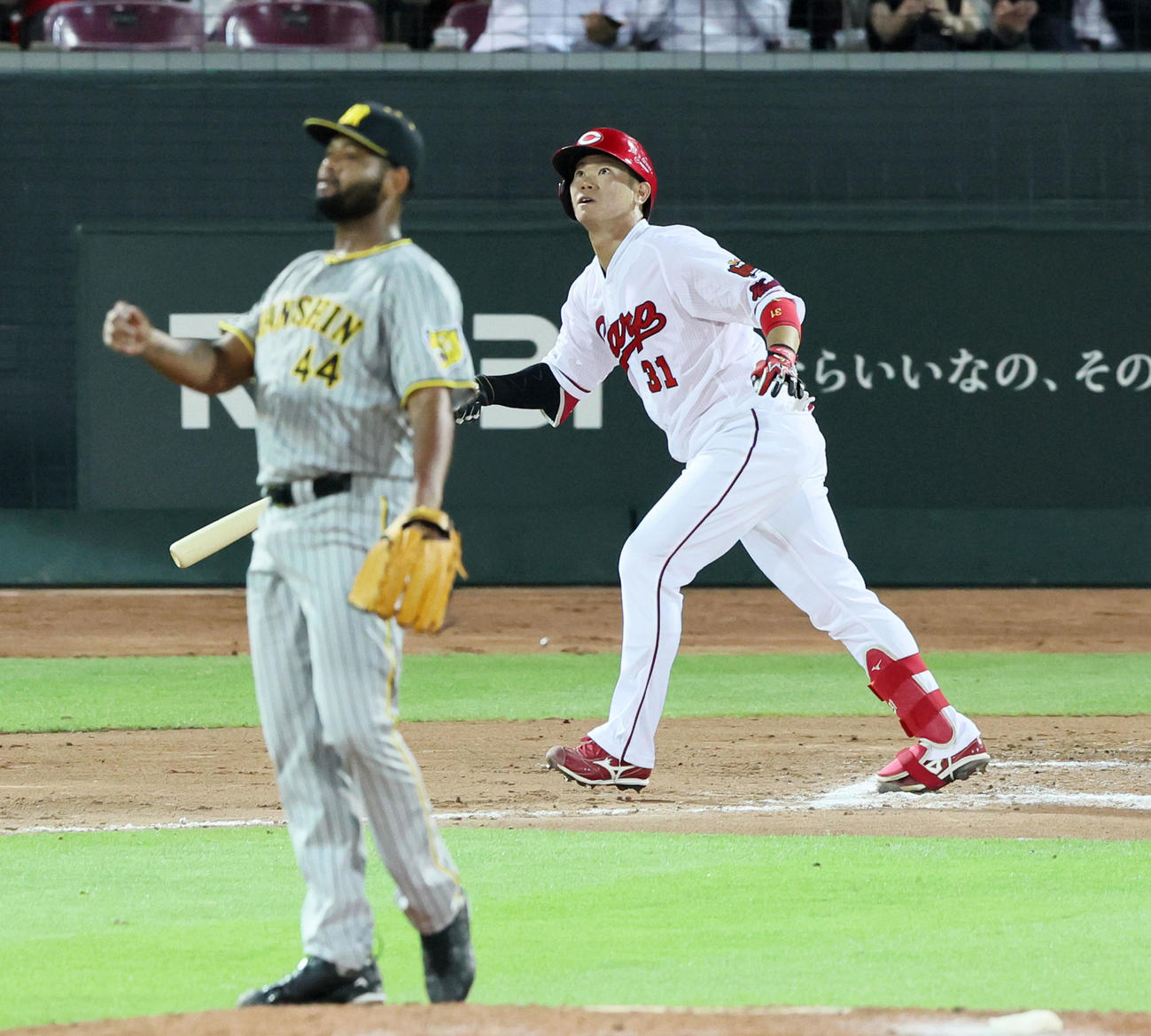 広島対阪神　10回裏広島無死、坂倉は右越え同点本塁打を放つ。投手はアルカンタラ（撮影・加藤哉）