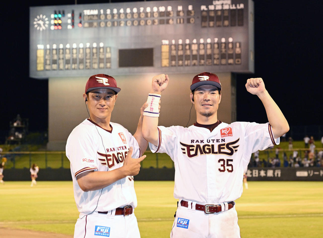 ヒーローインタビューを終えポーズを決める楽天銀次（左）と島内（撮影・滝沢徹郎）