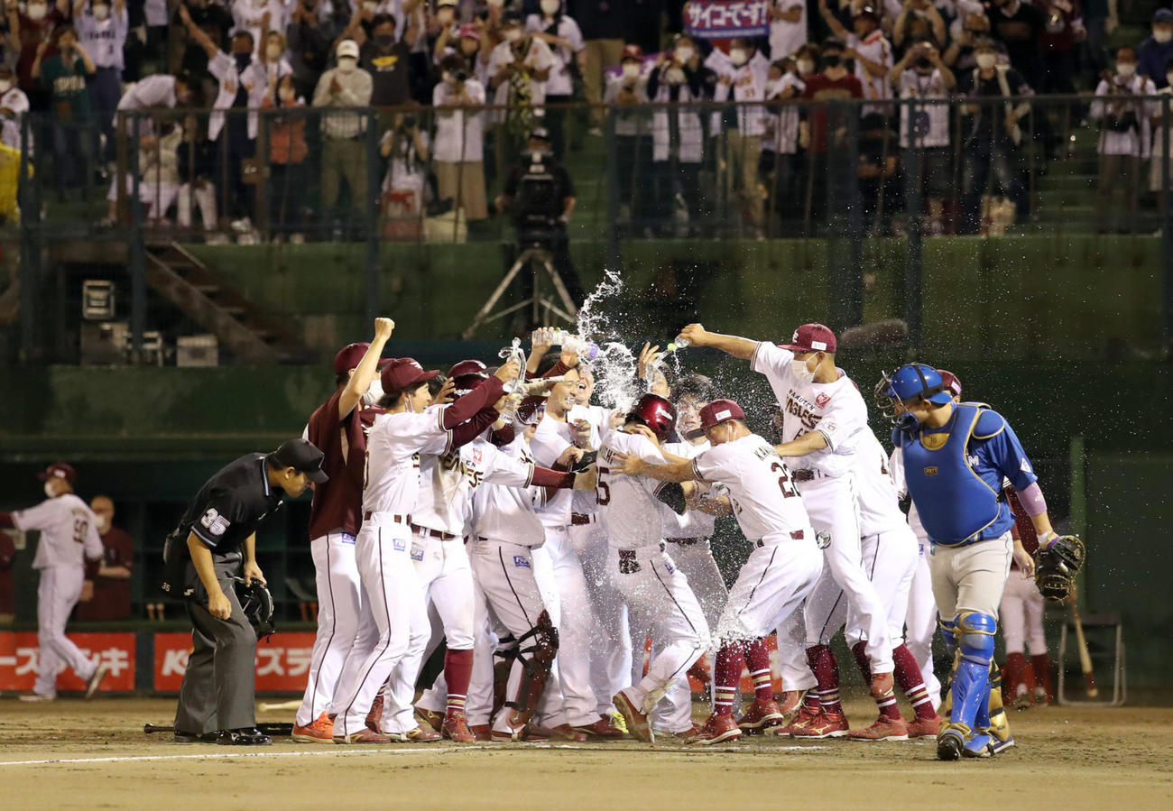 9回裏楽天2死一、二塁、島内は右越えサヨナラ3点本塁打を放ち歓喜の輪に飛び込む（撮影・佐藤翔太）