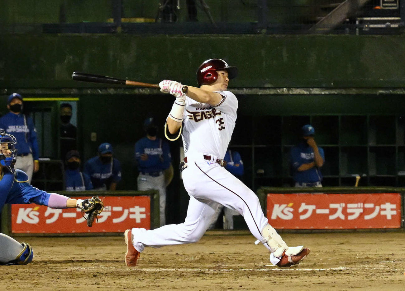 9回裏楽天2死一、二塁、島内はサヨナラの3点本塁打を放つ（撮影・滝沢徹郎）
