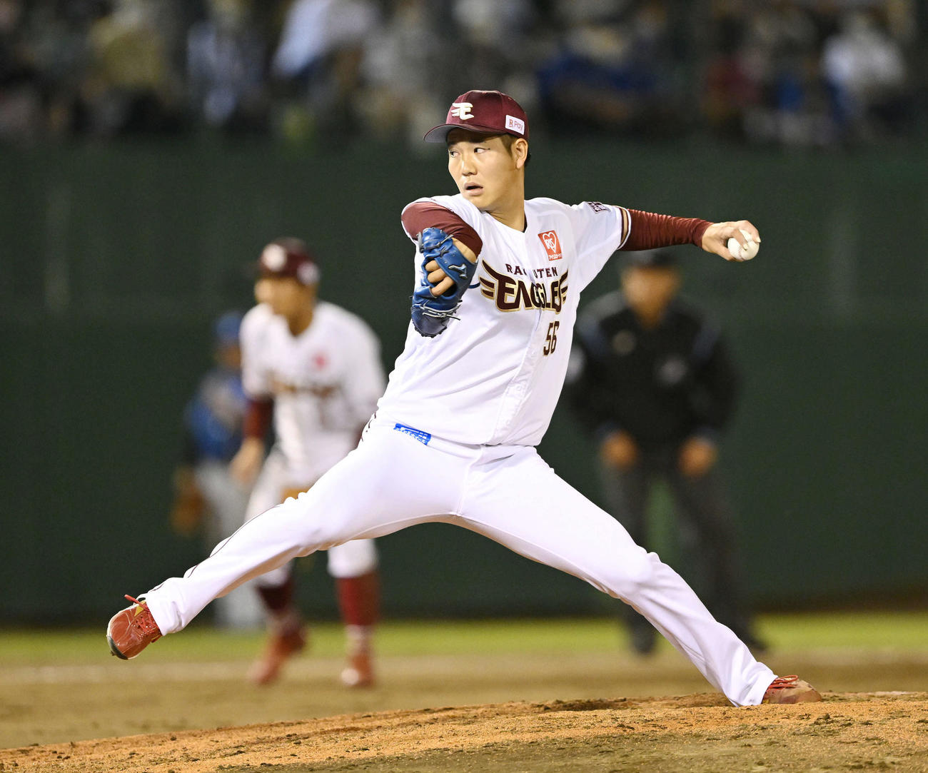 楽天対日本ハム　8回表途中から楽天3番手で登板した鈴木翔（撮影・滝沢徹郎）