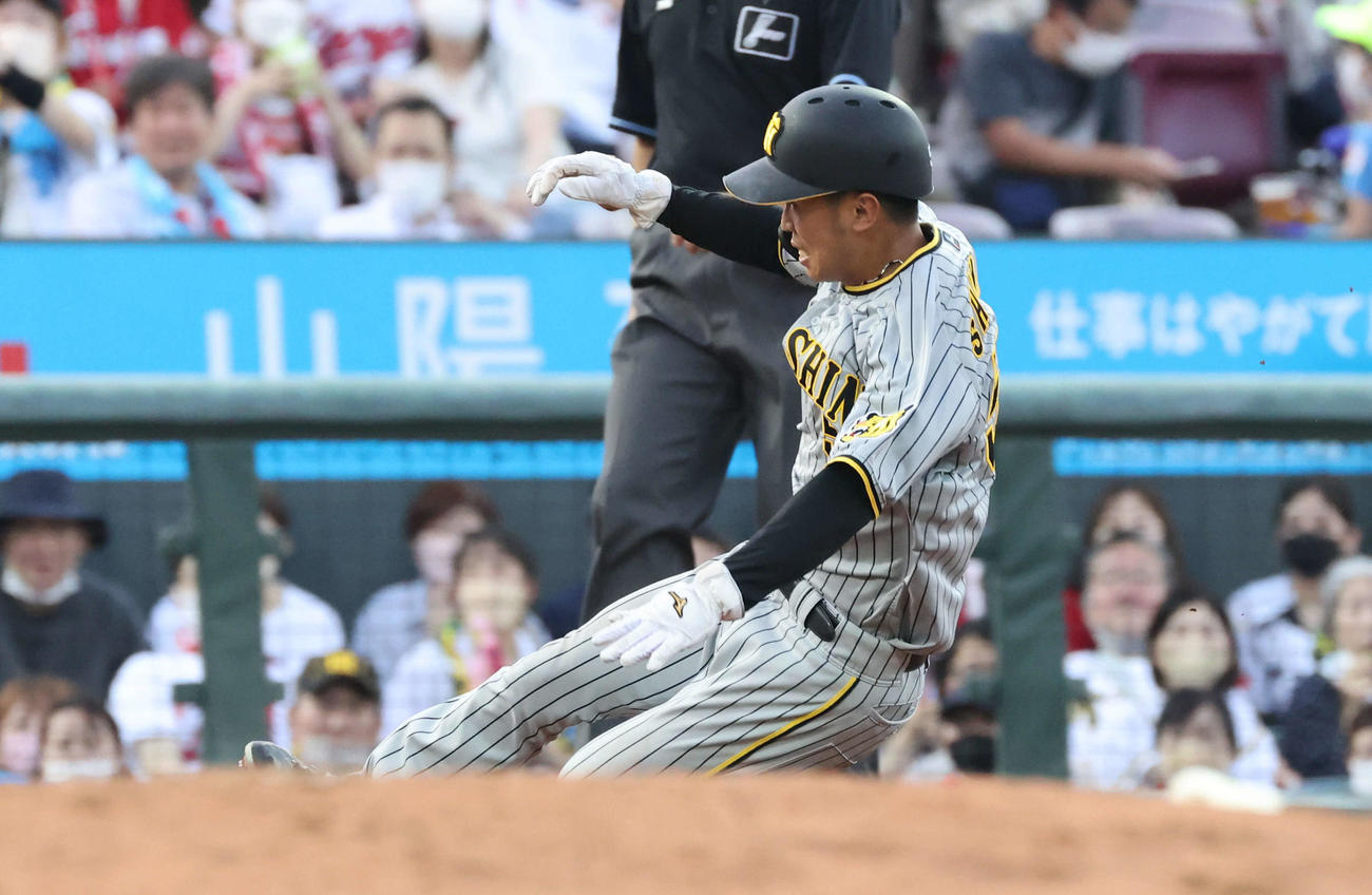 3回表阪神1死二塁、打者近本の時、島田は三盗を決める（撮影・加藤孝規）