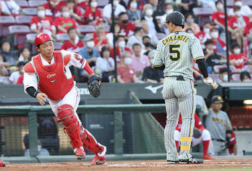 広島対阪神　1回表阪神無死一、二塁、打者近本の時、持丸（左）のパスボールで走者が進塁（撮影・加藤孝規）