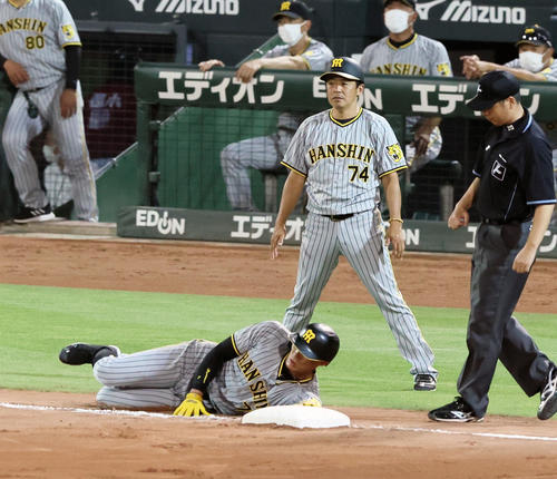 広島対阪神　6回表阪神2死二塁、梅野の二塁内野安打で二塁走者糸井がアウトになる（撮影・加藤哉）