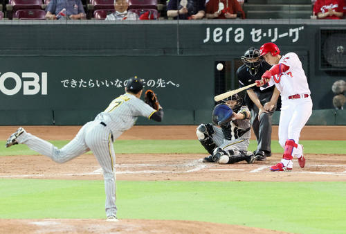 広島対阪神　7回裏広島無死、代打堂林は左越えソロ本塁打を放つ。投手は岩貞（撮影・加藤哉）