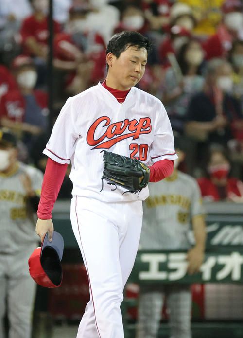 広島対阪神　9回表阪神2死二塁、近本に右前同点適時打を浴びた栗林（撮影・加藤孝規）
