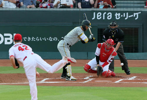 広島対阪神　1回表阪神無死一、三塁、打者佐藤輝のとき持丸はアンダーソンの投球を後逸し失点（撮影・加藤哉）