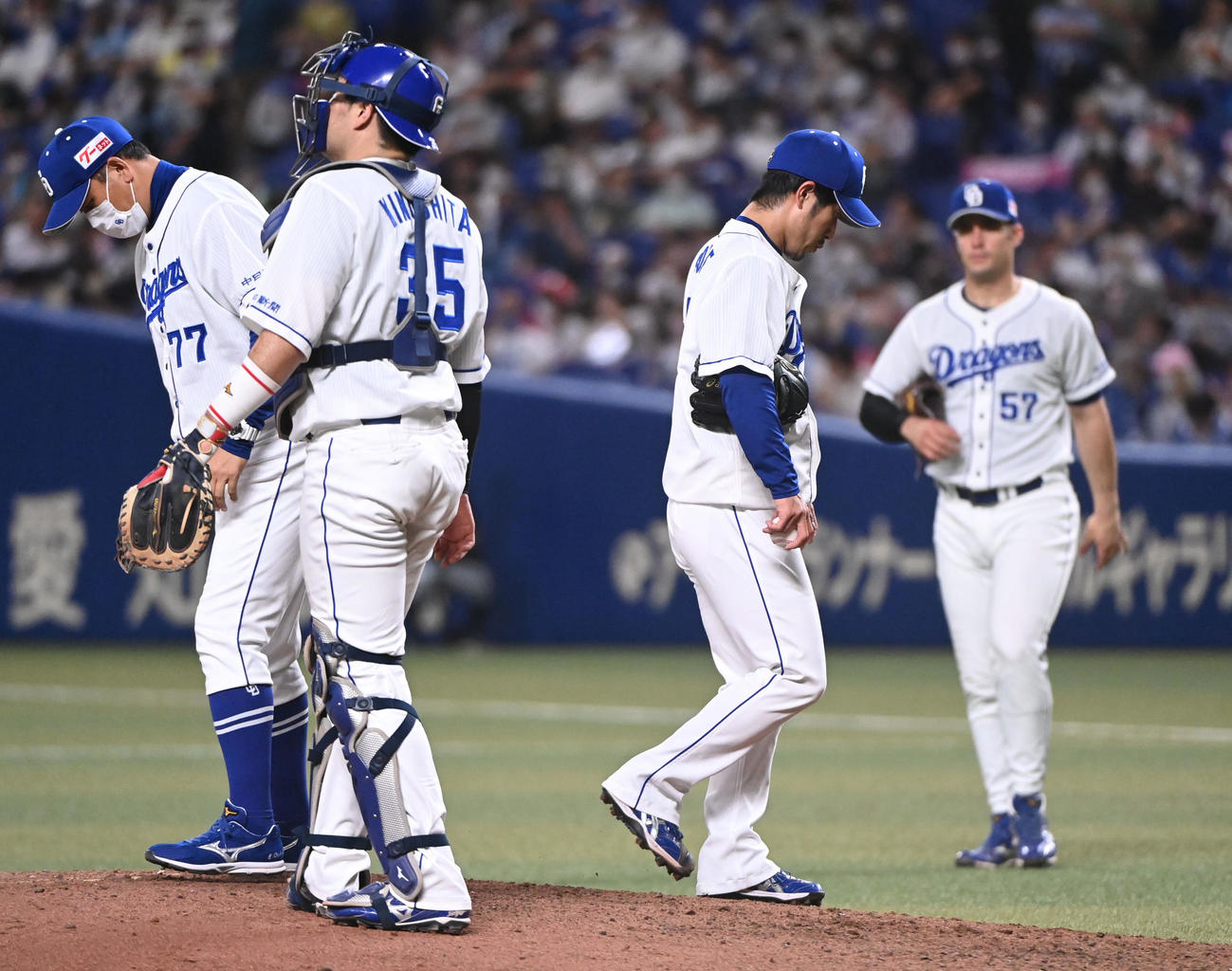 中日対ヤクルト　6回表ヤクルト2死二、三塁、勝ち越されマウンドを降りる祖父江（右から2人目）（撮影・森本幸一）