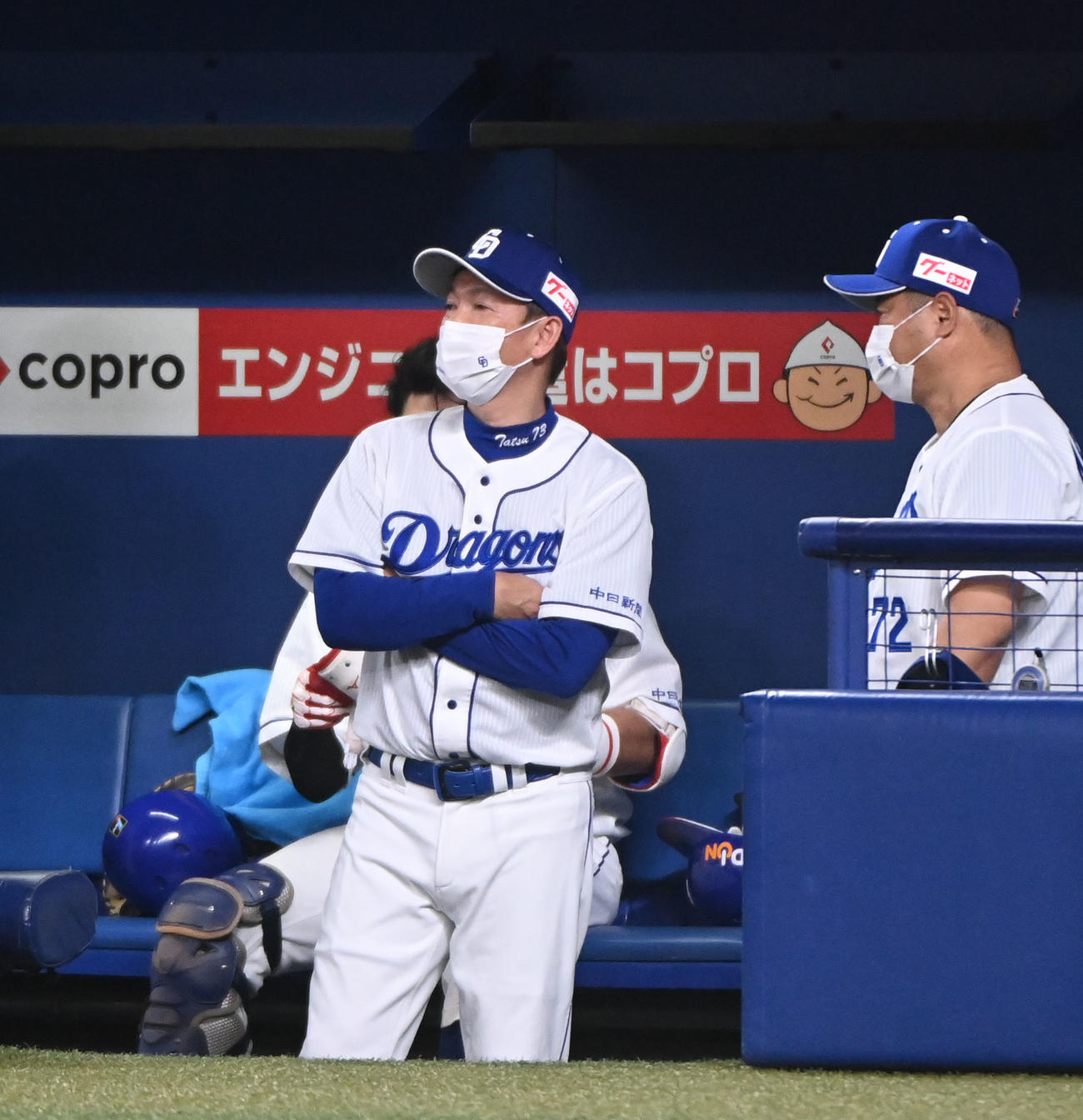 中日対ヤクルト　5回裏中日攻撃終了、同点止まりに渋い表情の立浪監督（左）（撮影・森本幸一）