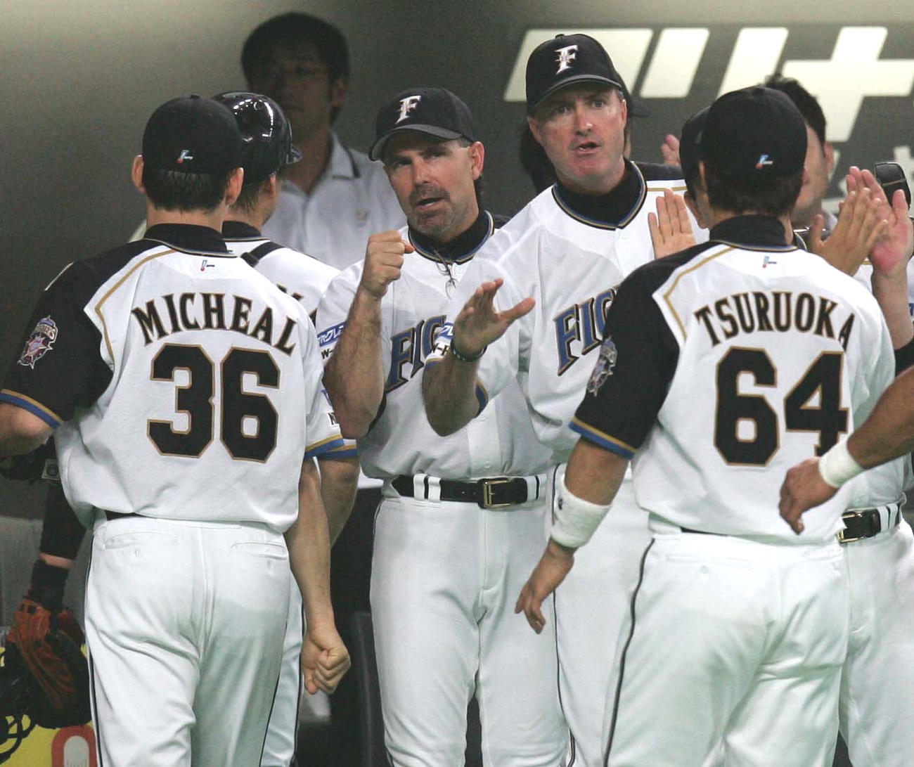 2007年6月5日、球団新の12連勝を達成し、選手を出迎えるヒルマン監督