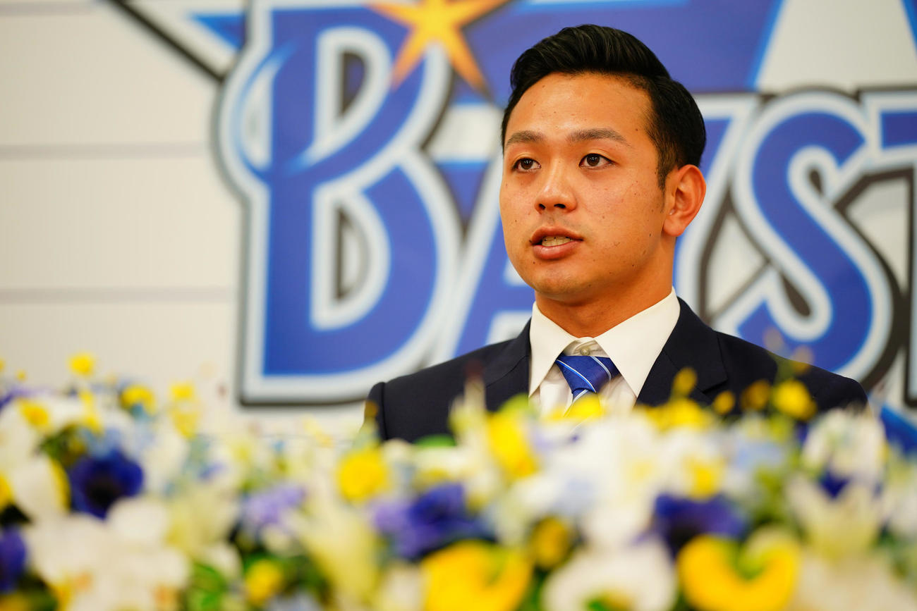 支配下登録され、記者会見に臨むDeNA石川（球団提供）
