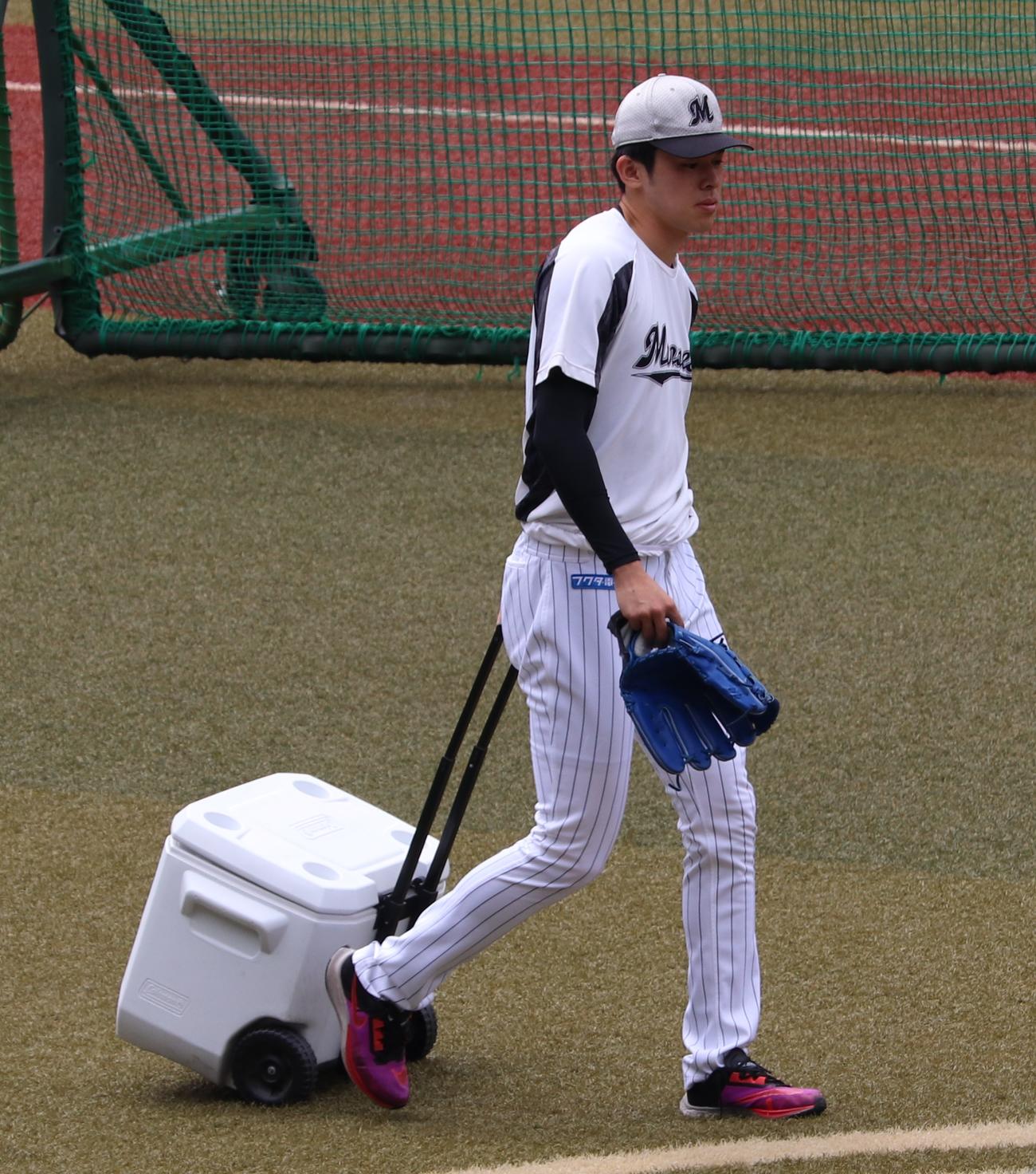 チーム練習に向かうロッテ佐々木朗（撮影・古川真弥）
