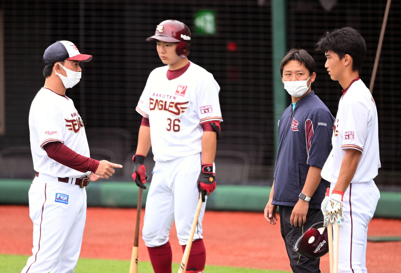 練習で楽天吉野（右）と話す雄平2軍打撃コーチ（左）（撮影・滝沢徹郎）
