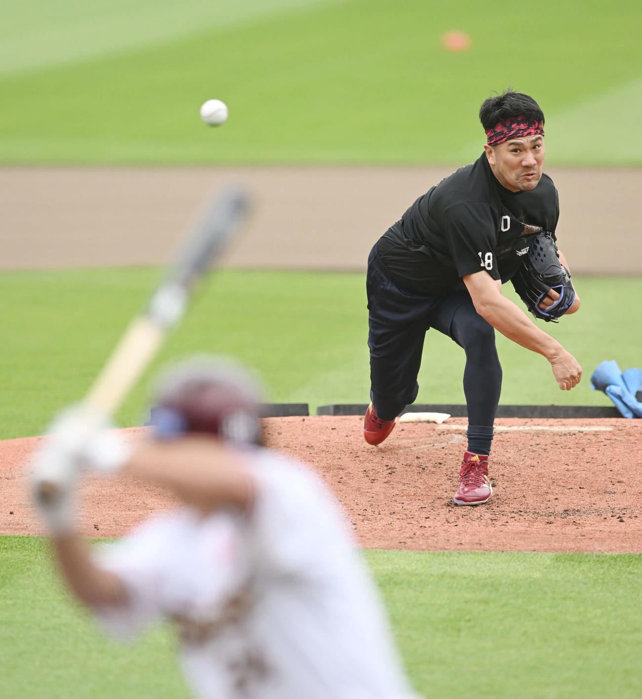 楽天生命パークのマウンドから打席に楽天黒川を立たせて投球練習する田中将（撮影・滝沢徹郎）