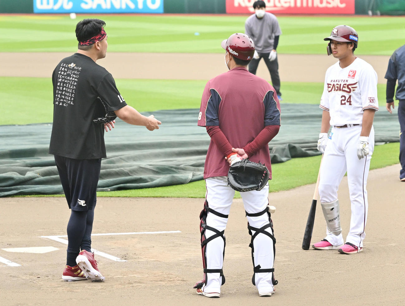 楽天田中将（左）の投球練習で打席に立った黒川（右）は話を聞く（撮影・滝沢徹郎）