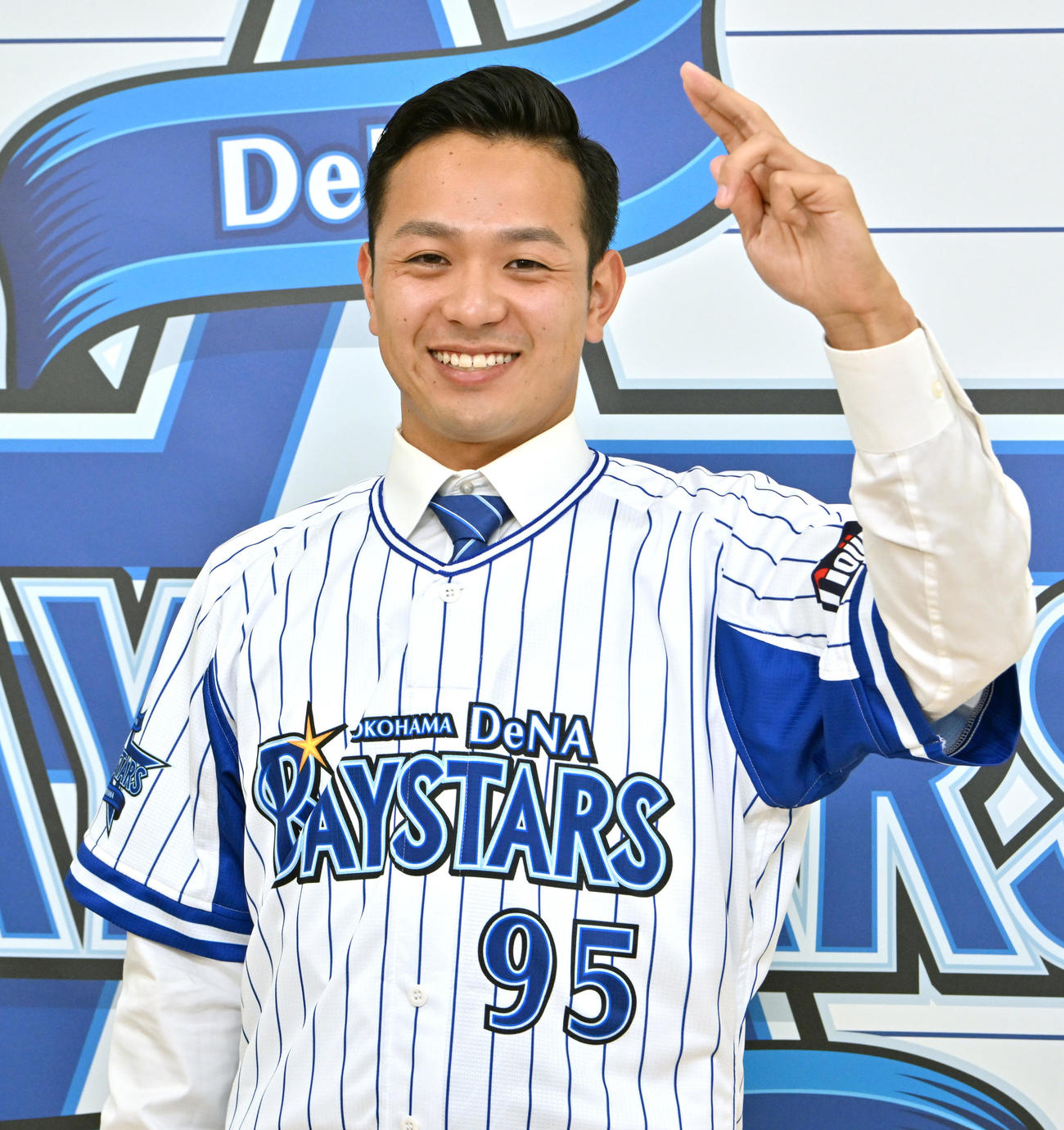 支配下登録され、笑顔でポーズをとるDeNA石川達也（代表撮影）
